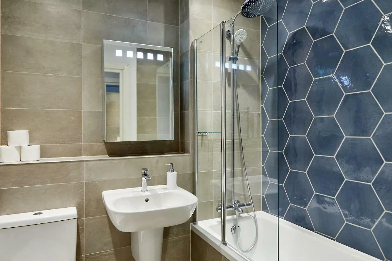 Elegant Plus Luxury Apartments لندن